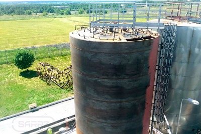 Bitumen storage tank erection at a roofing material production facility